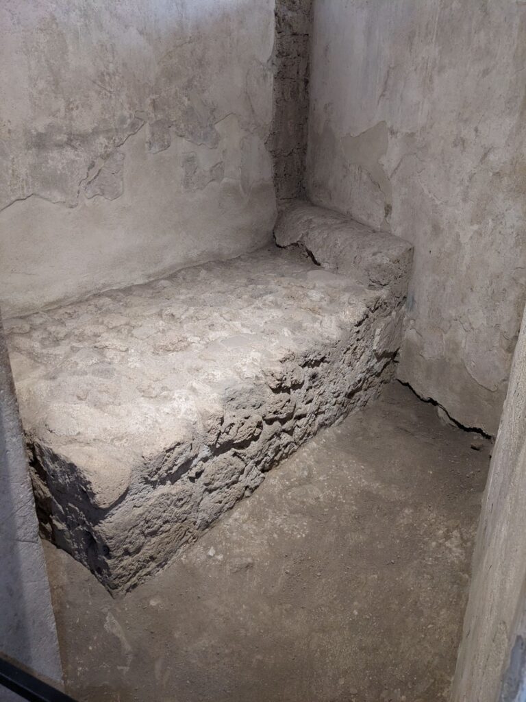 イタリア一人旅/女1人旅/南イタリア/ナポリ/ポンペイ遺跡/HISツアー/遊郭/娼婦/館/ルパナーレ