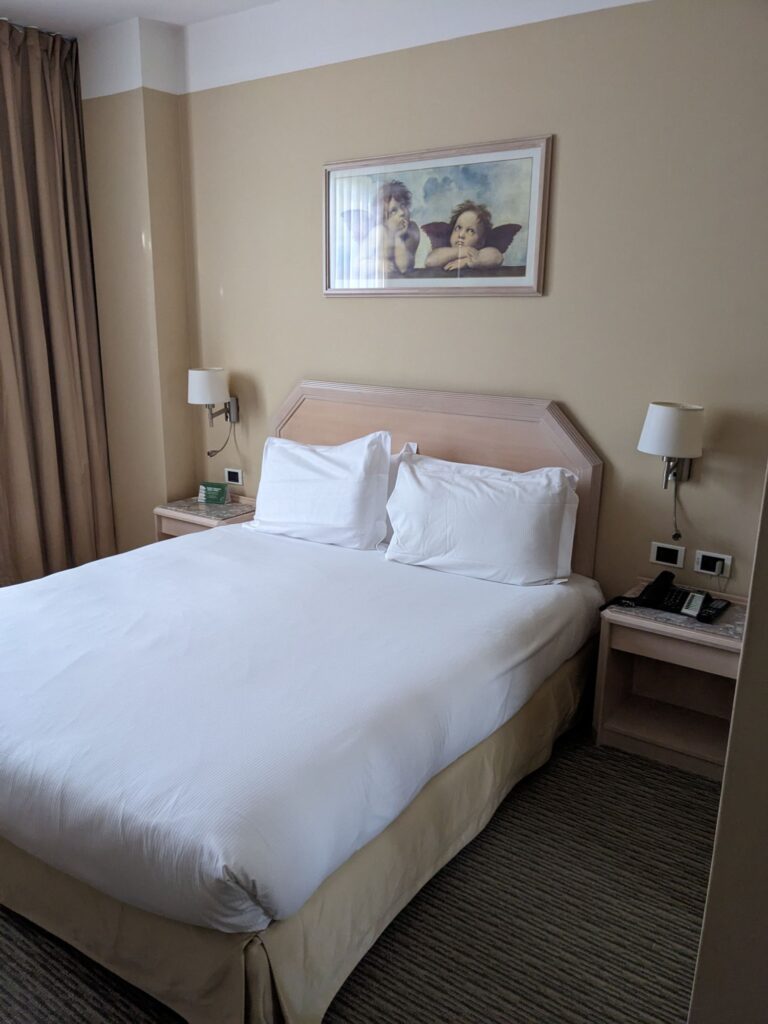 イタリア1人旅/女一人旅/南イタリア/ナポリ/ホリデイイン/HISツアー/