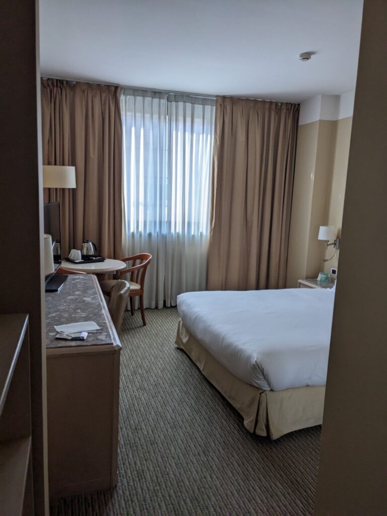 イタリア1人旅/女一人旅/南イタリア/ナポリ/ホリデイイン/HISツアー/