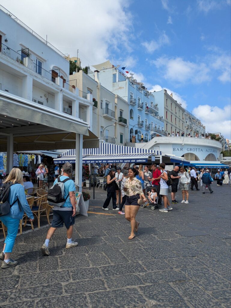 イタリア1人旅/女一人旅/南イタリア/ナポリ/カプリ島/青の洞窟へ/HISツアー/