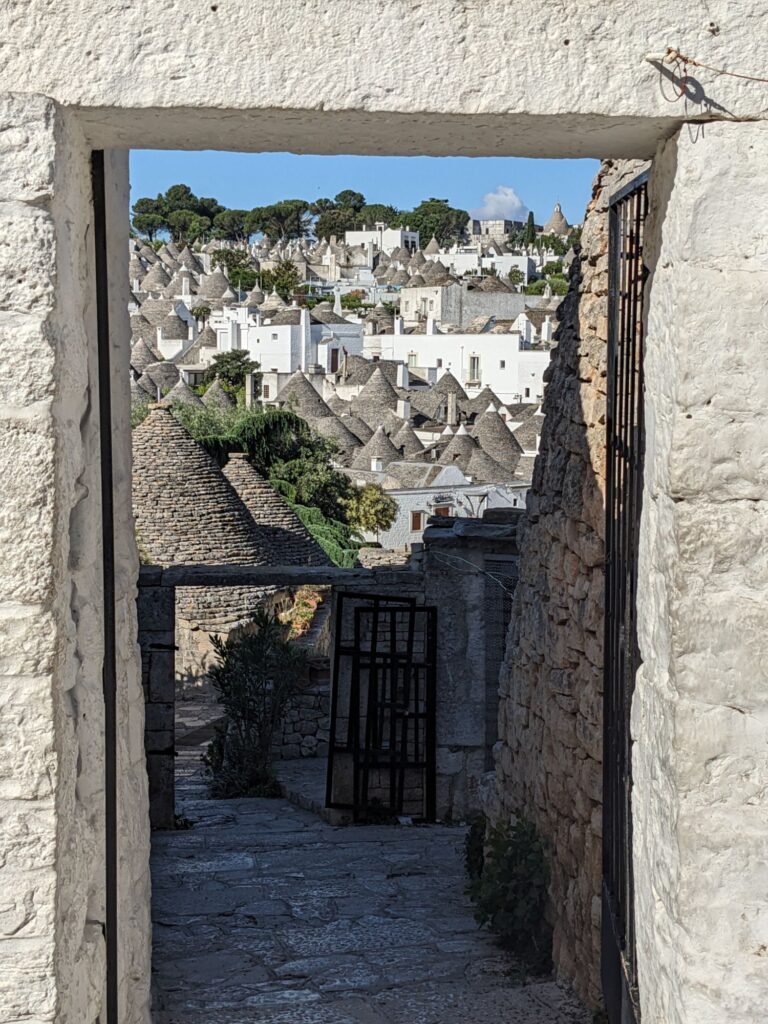 イタリア1人旅/女一人旅/南イタリア/アルベロベッロ散策//HISツアー