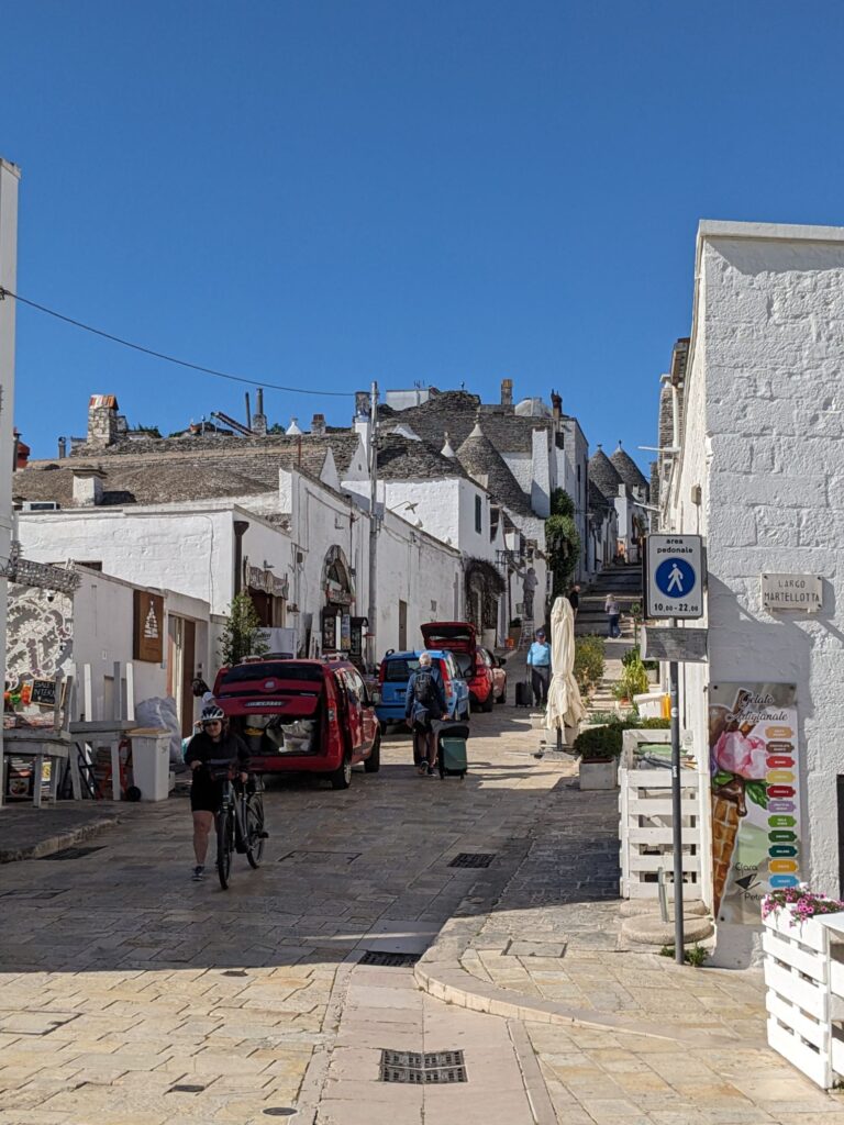 イタリア1人旅/女一人旅/南イタリア/アルベロベッロ散策//HISツアー