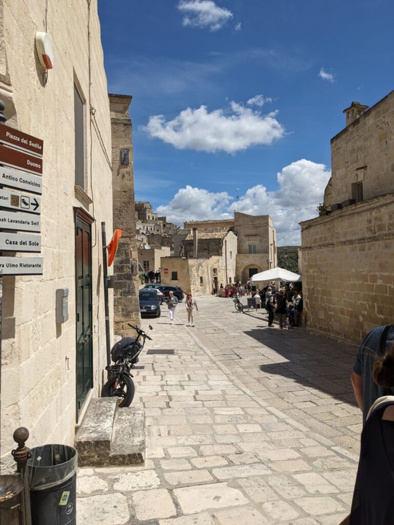 イタリア1人旅/女一人旅/南イタリア/ツアー参加/1人参加/アルベロベッロからマテーラへ/HISツアー