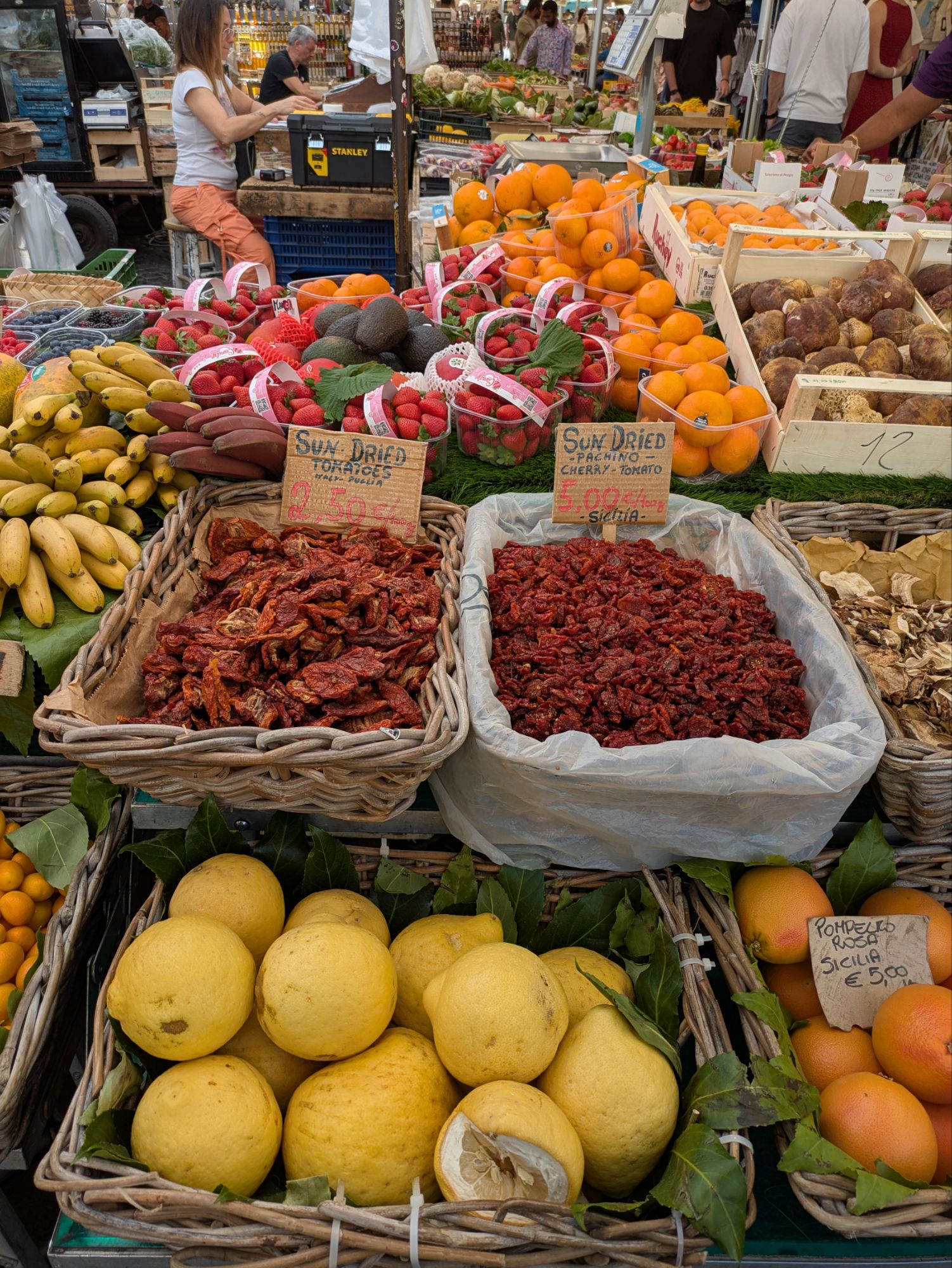 イタリア1人旅/女一人旅/南イタリア/ツアー参加/1人参加/ローマ自由行動/HISツアー/カンポデフィオーリ市場/ドライトマト