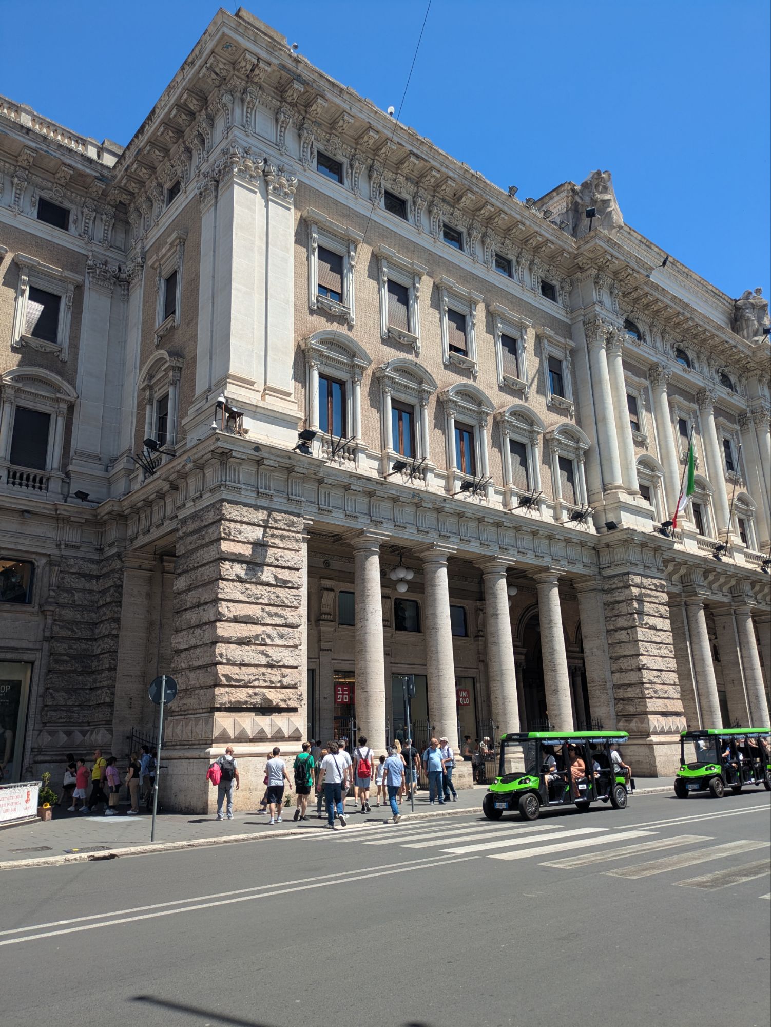 イタリア1人旅/女一人旅/南イタリア/ツアー参加/1人参加/ローマ自由行動/HISツアー/ローマのユニクロ