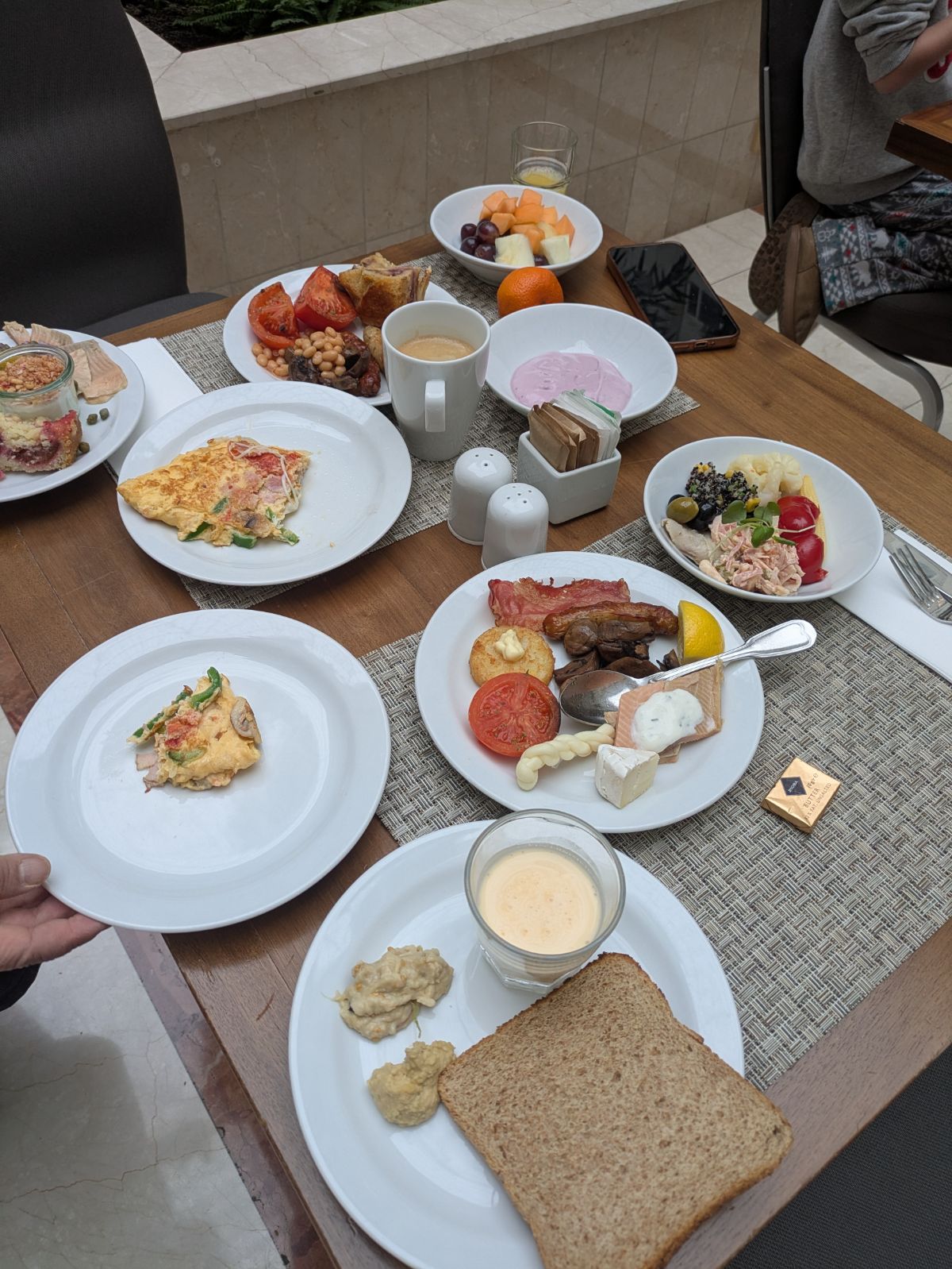 ヒルトンプラハアトリウム Hilton Prague Hotel 朝食バイキング 中欧旅行