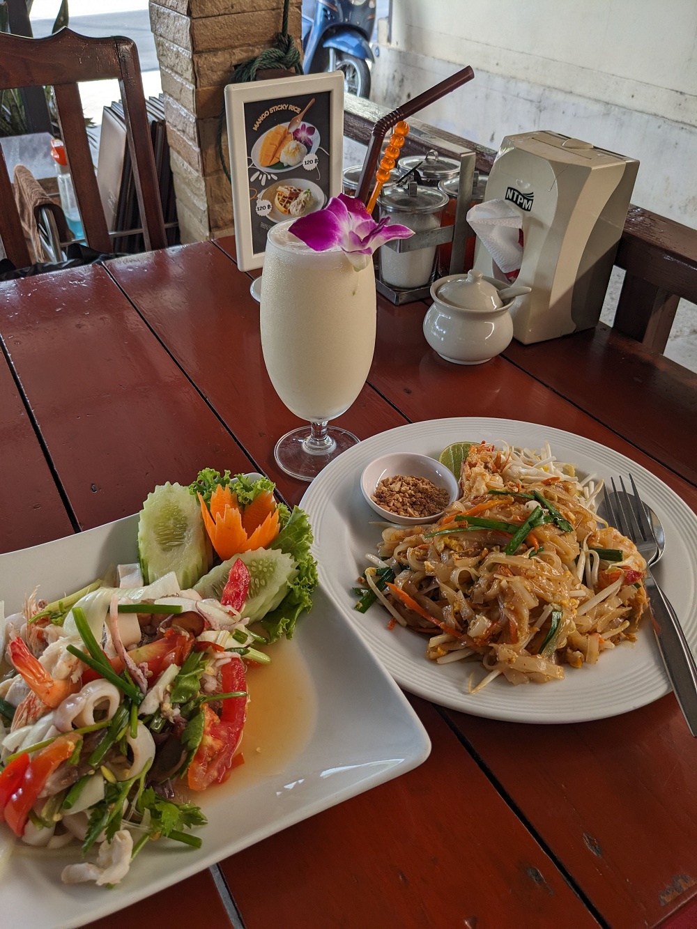 プーケット一人旅では一波乱ありましたがとても思い出になりました。これはカタビーチからタクシーで10分ほどの場所にある「Red Cheir」というレストラン。おすすめです!